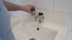 Justering av berøringsfri servantkran.NO.mp4
